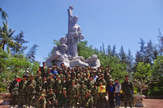 Học sinh tham gia học kỳ quân đội tham quan Khu chứng tích vụ thảm sát Sơn Mỹ tại xã Tịch Khê thành phố Quảng Ngãi